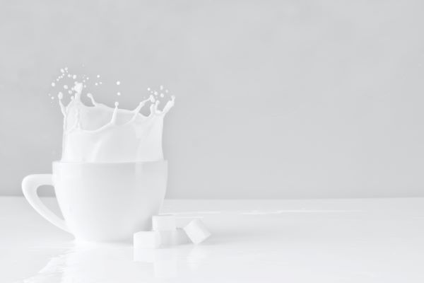 在擠牛奶時一般會對牛的乳房進(jìn)行消殺，殺菌劑中會添加丙二醇起到溶解的作用